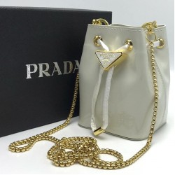 Мини-сумка Prada из лакированной кожи