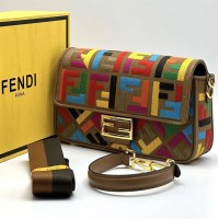 Сумка Fendi Baguette с многоцветным рисунком FF